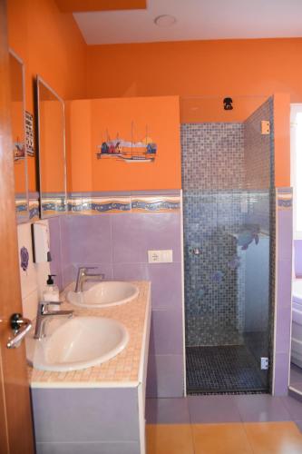 a bathroom with two sinks and a shower at Ciudad Rodrigo La Casa Azul in Ciudad-Rodrigo