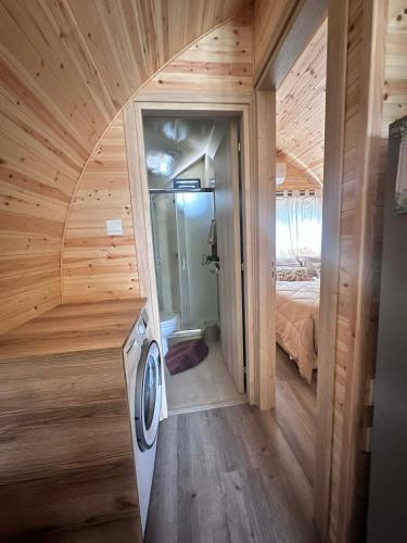 a room with a washer and dryer in a cabin at Casa Leandro glamping wooden tiny house in Lachi