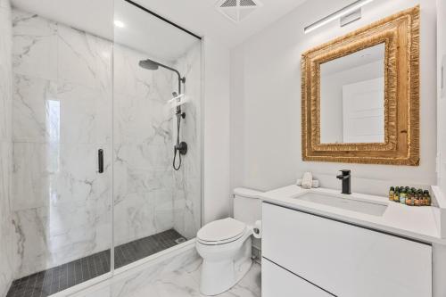 ein Badezimmer mit Dusche, Toilette und Waschbecken in der Unterkunft Lake Simcoe Stays - Friday Harbour's Official Rental Program - Aspen Suite in Innisfil