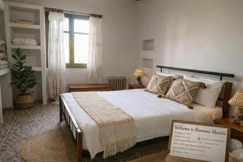 a bedroom with a bed and a sign in a room at Hakuna Matata in Skala Eresou