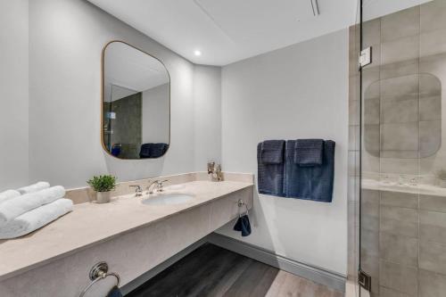 a bathroom with a sink and a mirror at Lux Studio in Horseshoe Valley in Shanty Bay