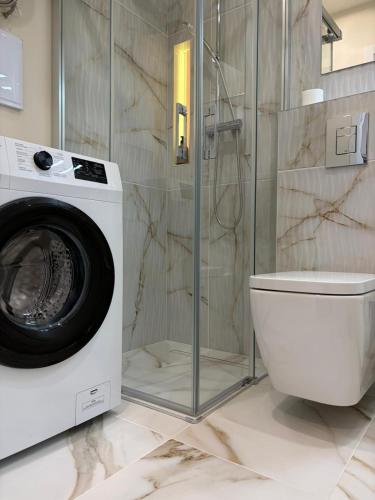 a bathroom with a washing machine and a toilet at Sanmarcos in Playa Paraiso
