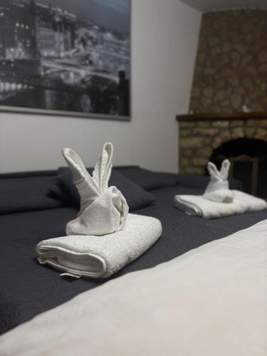 two towels with bunny ears sitting on top of a bed at Casa Fasano in Miranda