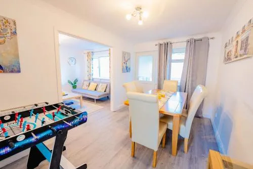 3BR Family House with Games Room & Free Parking & Fast WiFi photo 1
