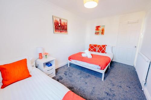 3BR Family House with Games Room & Free Parking & Fast WiFi photo 4