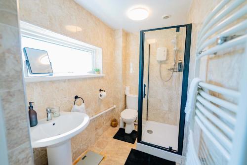 3BR Family House with Games Room & Free Parking & Fast WiFi photo 5