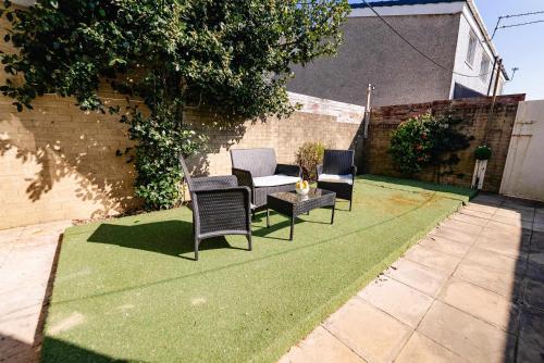 3BR Family House with Games Room & Free Parking & Fast WiFi photo 6