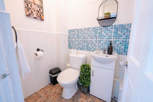 3BR Family House with Games Room & Free Parking & Fast WiFi photo 8