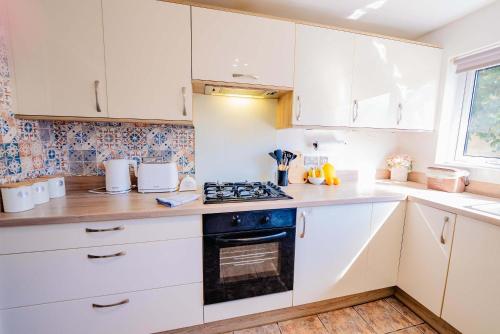 3BR Family House with Games Room & Free Parking & Fast WiFi photo 7
