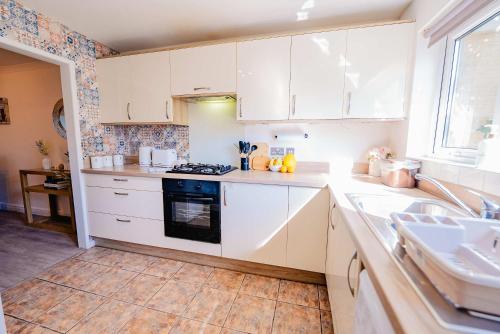 3BR Family House with Games Room & Free Parking & Fast WiFi photo 9