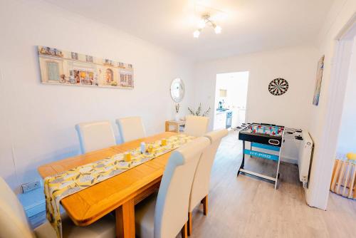 3BR Family House with Games Room & Free Parking & Fast WiFi photo 11