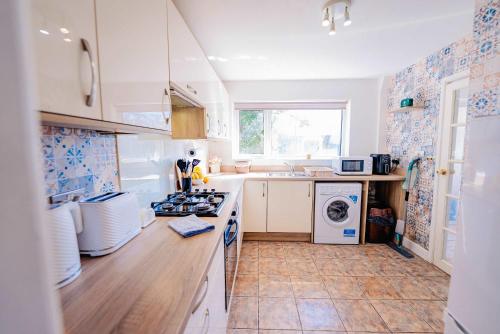 3BR Family House with Games Room & Free Parking & Fast WiFi photo 10