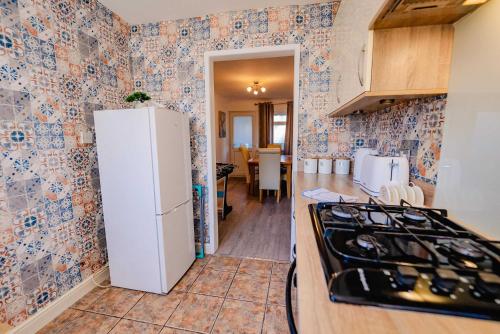 3BR Family House with Games Room & Free Parking & Fast WiFi photo 12