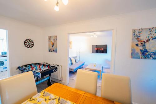 3BR Family House with Games Room & Free Parking & Fast WiFi photo 13