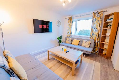 3BR Family House with Games Room & Free Parking & Fast WiFi photo 16