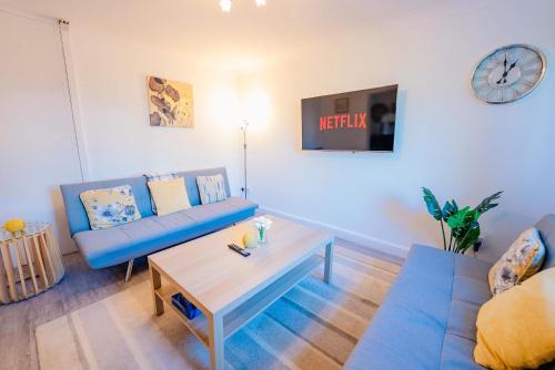 3BR Family House with Games Room & Free Parking & Fast WiFi photo 15