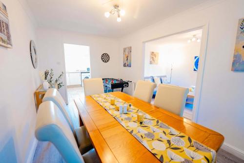 3BR Family House with Games Room & Free Parking & Fast WiFi photo 14