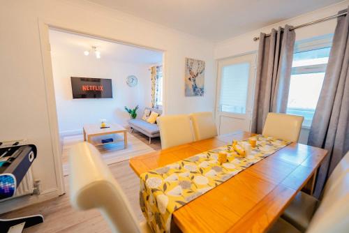 3BR Family House with Games Room & Free Parking & Fast WiFi photo 17