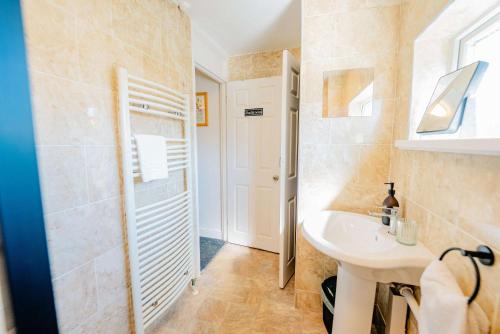 3BR Family House with Games Room & Free Parking & Fast WiFi photo 19