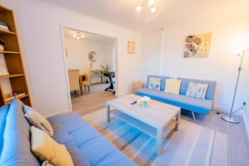 3BR Family House with Games Room & Free Parking & Fast WiFi photo 18