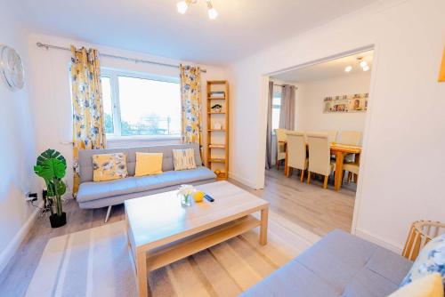 3BR Family House with Games Room & Free Parking & Fast WiFi photo 20