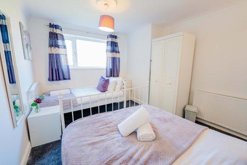 3BR Family House with Games Room & Free Parking & Fast WiFi photo 23