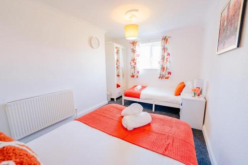 3BR Family House with Games Room & Free Parking & Fast WiFi photo 24