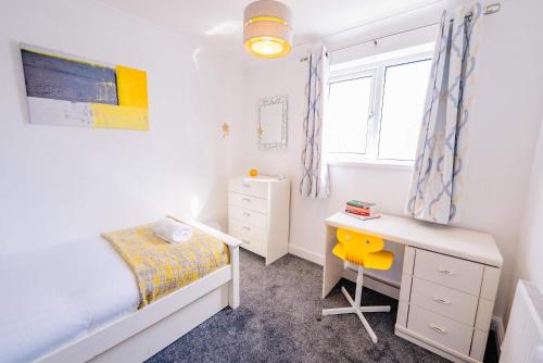 3BR Family House with Games Room & Free Parking & Fast WiFi photo 26
