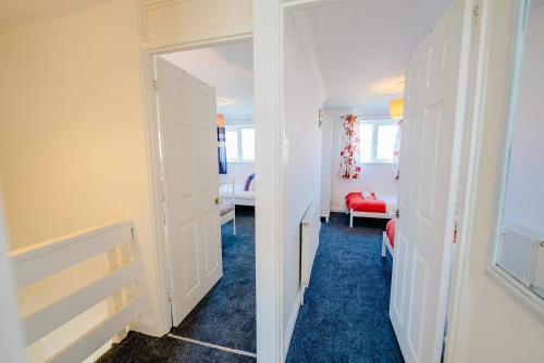 3BR Family House with Games Room & Free Parking & Fast WiFi photo 27