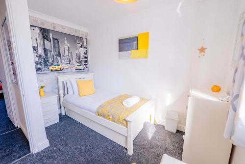 3BR Family House with Games Room & Free Parking & Fast WiFi photo 29