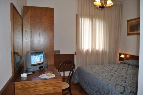 A bed or beds in a room at Hotel Archimede