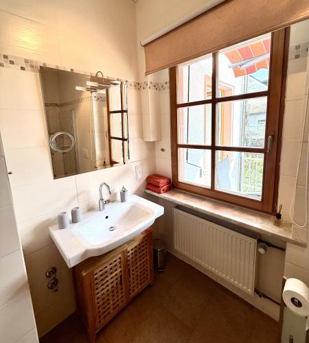 ein Badezimmer mit Waschbecken und Fenster in der Unterkunft Haus Osterlämmchen in Ediger-Eller