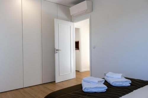 a room with a bed with two blue towels on it at Casa de Algeriz in Algeriz