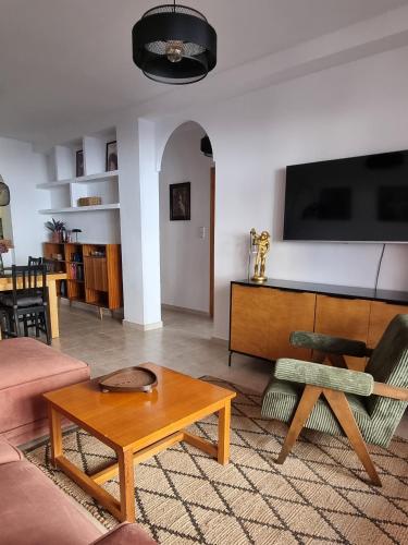 Casa Del Angel 2, Cosy 2 bed apartment,150m from Playa Los Locos plus beautiful swimming pool
