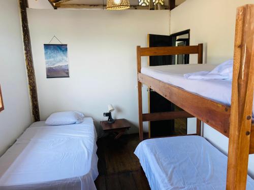 a bedroom with two bunk beds in a room at Mi bohío in Monteverde