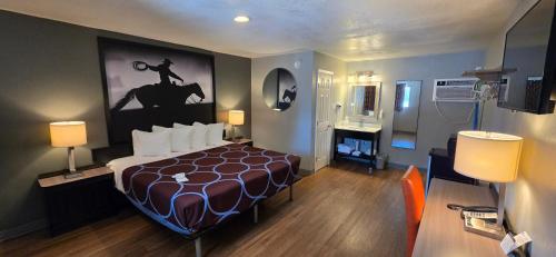 a hotel room with a large bed in a room at Super 8 by Wyndham Sonora in Sonora