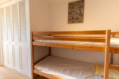 a bunk bed room with two bunk beds at Face a la mer Cassis in Cassis