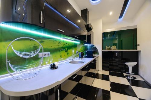 a bathroom with two sinks and a green wall at Розкішні люкс апартаменти біля Майдану in Kyiv