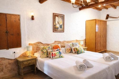 a bedroom with two beds in a room at Can Pep Pardal in Sant Miquel de Balansat