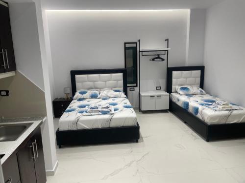 เตียงในห้องที่ Apartment Erjon