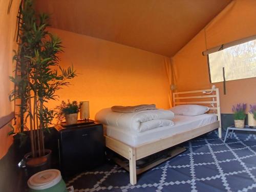 a bedroom with a bed in a room at Safaritent 4 in Biddinghuizen
