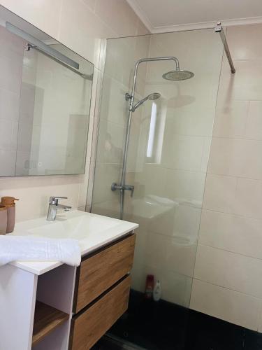 a bathroom with a sink and a shower at Casa Basáltico in Horta