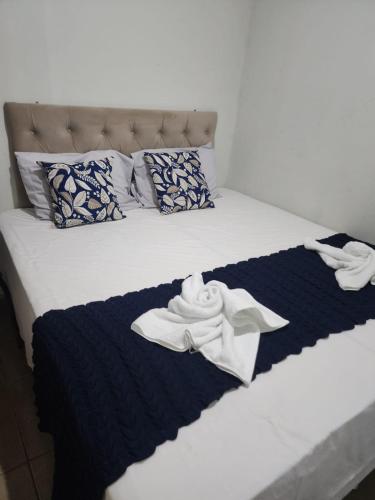 a bed with two white towels on it at Raízes do Sertão - Vale do Catimbau in Buíque