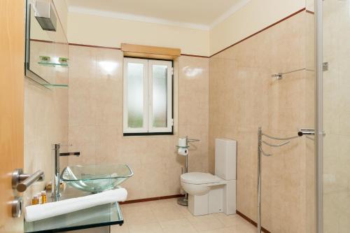 モレドにあるCasa de Moledoのバスルーム(ガラスの洗面台、トイレ付)