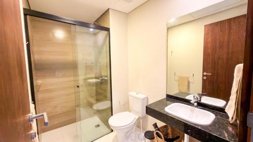 a bathroom with a toilet and a sink and a shower at Civis Jardinia Studio 1B Pool & Sauna in Luque