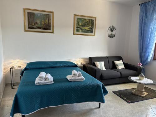 a bedroom with a bed with towels on it at La casetta verde in Villa Verde