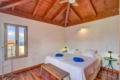 a bedroom with two beds and a window at Casa Punta del Viento Tenerife in El Pris