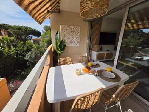 Appart cosy, 2 pièces, clim, parking privée, tout équipé, face au port de Santa Lucia