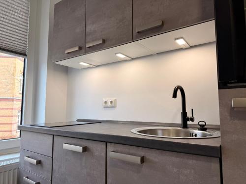 a kitchen counter with a sink and a window at Smart Business Studio in Itzehoe