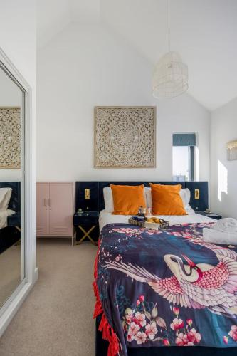 a bedroom with a king sized bed with a colorful blanket at Cosy Cottage in Dorchester